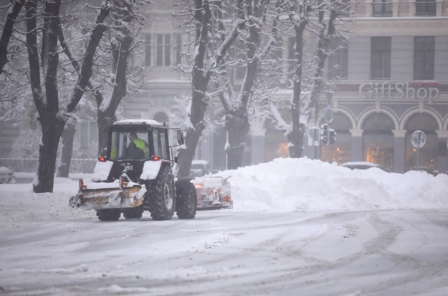 Уборка снега на улицах Риги