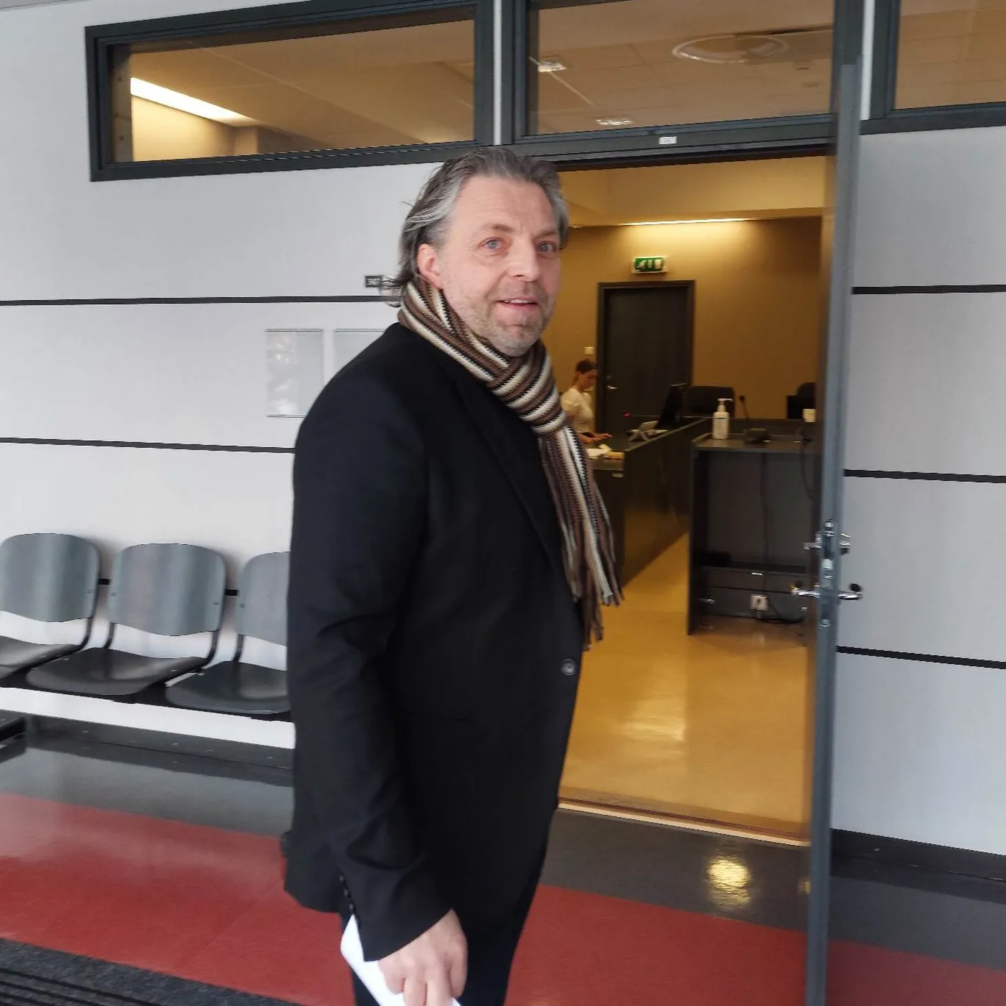 Sven Jörberg kohtusaali sisenemas.