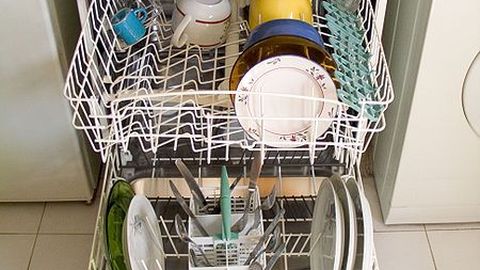Десять вещей, которые никогда нельзя класть в посудомоечную машину