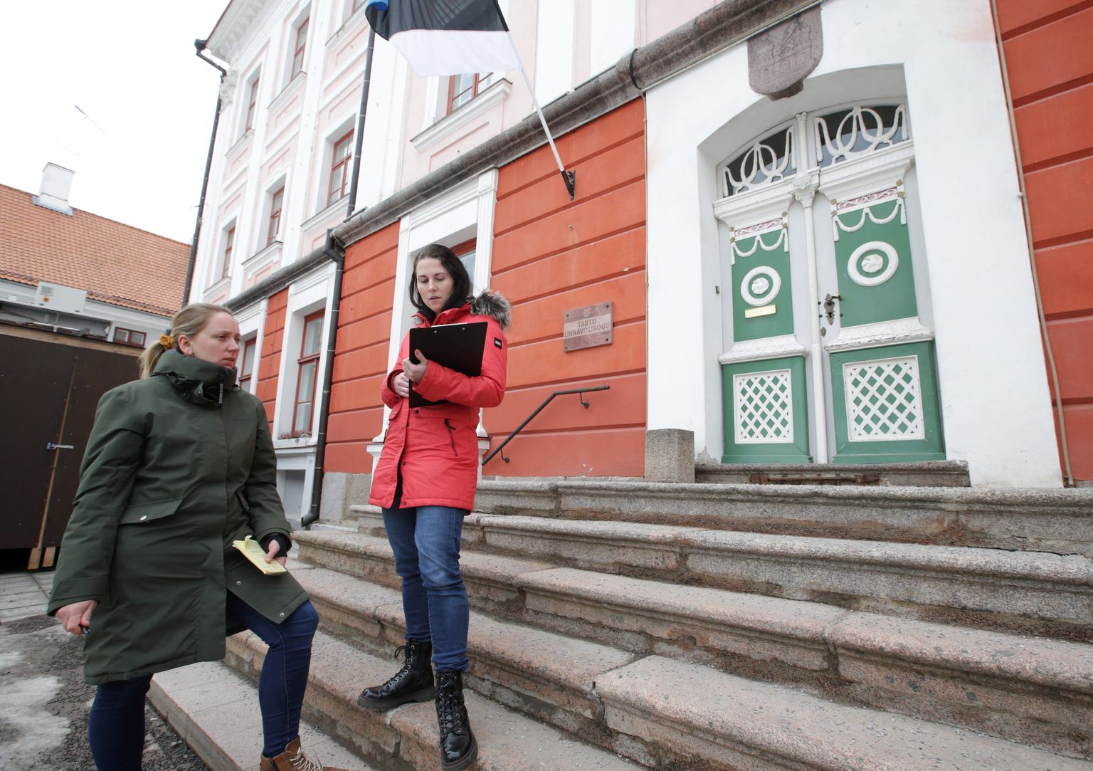 Triinu Värno (vasakul) ja Katrin Suvi andsid täna linnavalitsusele üle 401 protestiallkirja.