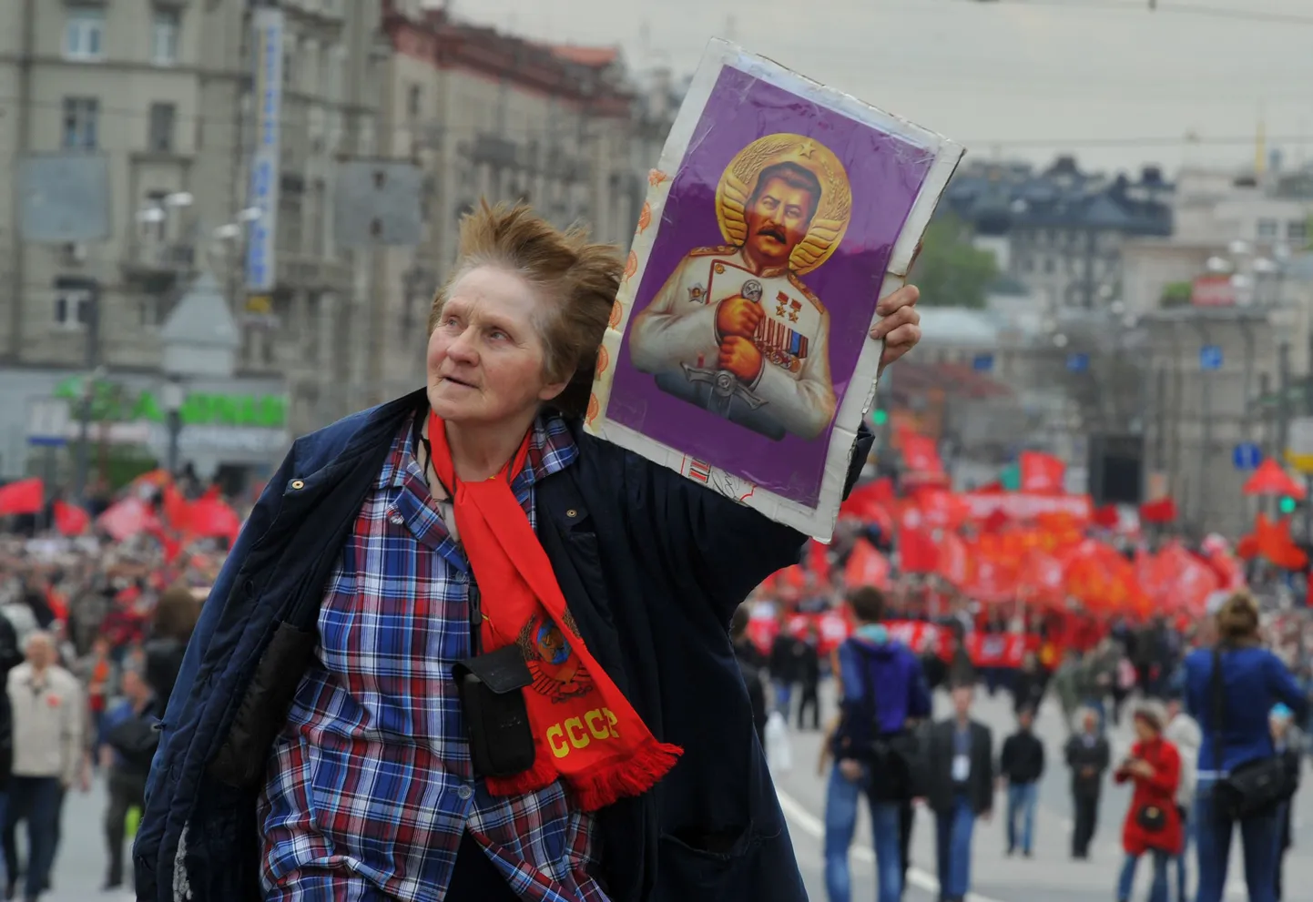 1. mail kõndisid Moskvas Suur-Jakimankal kommunistid ja nende toetajad.