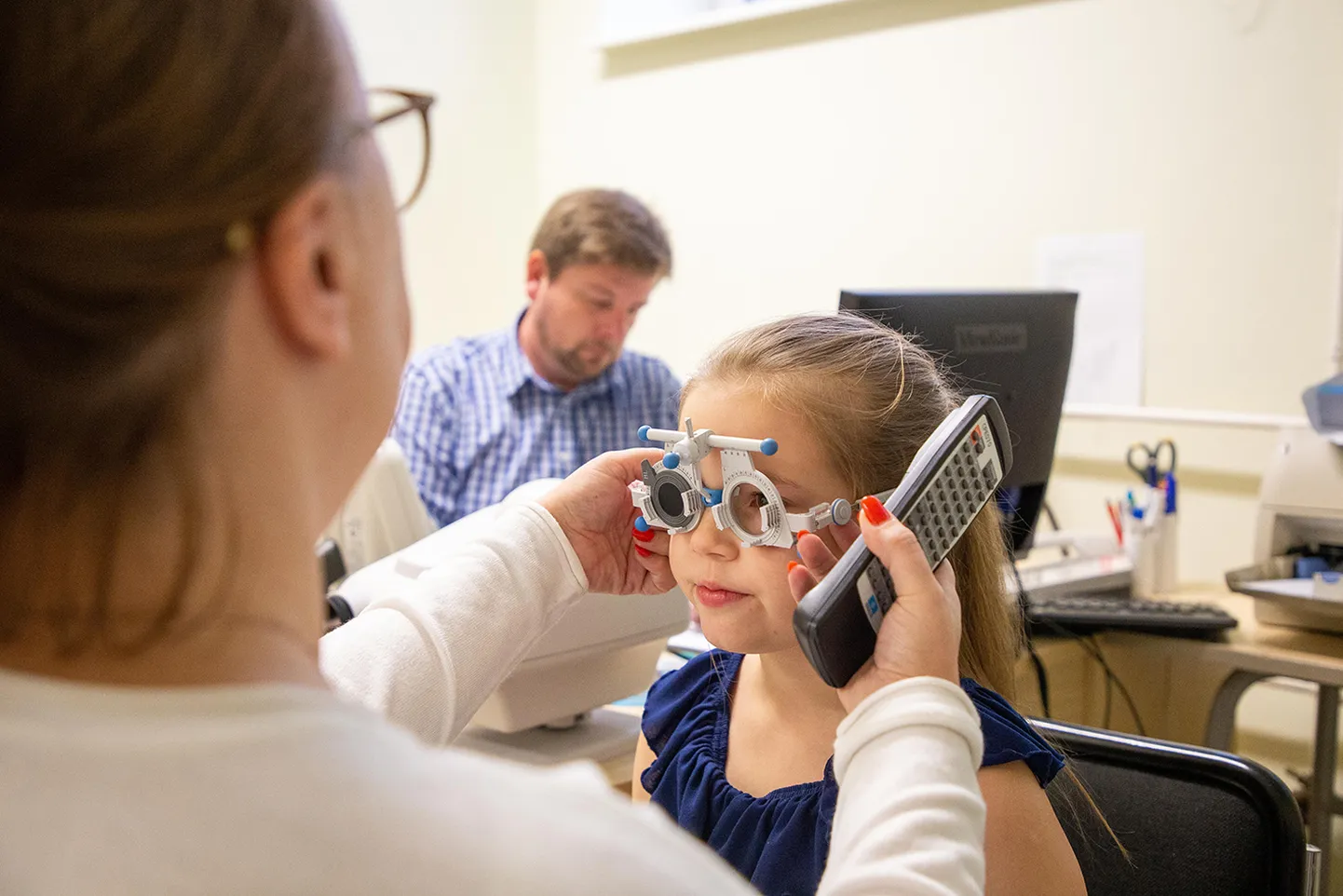 Optometrist Iveta Vakrõõm ja tema assistent Valmar Vakrõõm panevavad Paide Hammerbecki põhikooli neljanda klassi õpilase Elis Pärna nägemise moodsa tehnika abil proovile. Sama tee võtavad ette kõik Paide linna neljandate klassid õpilased.