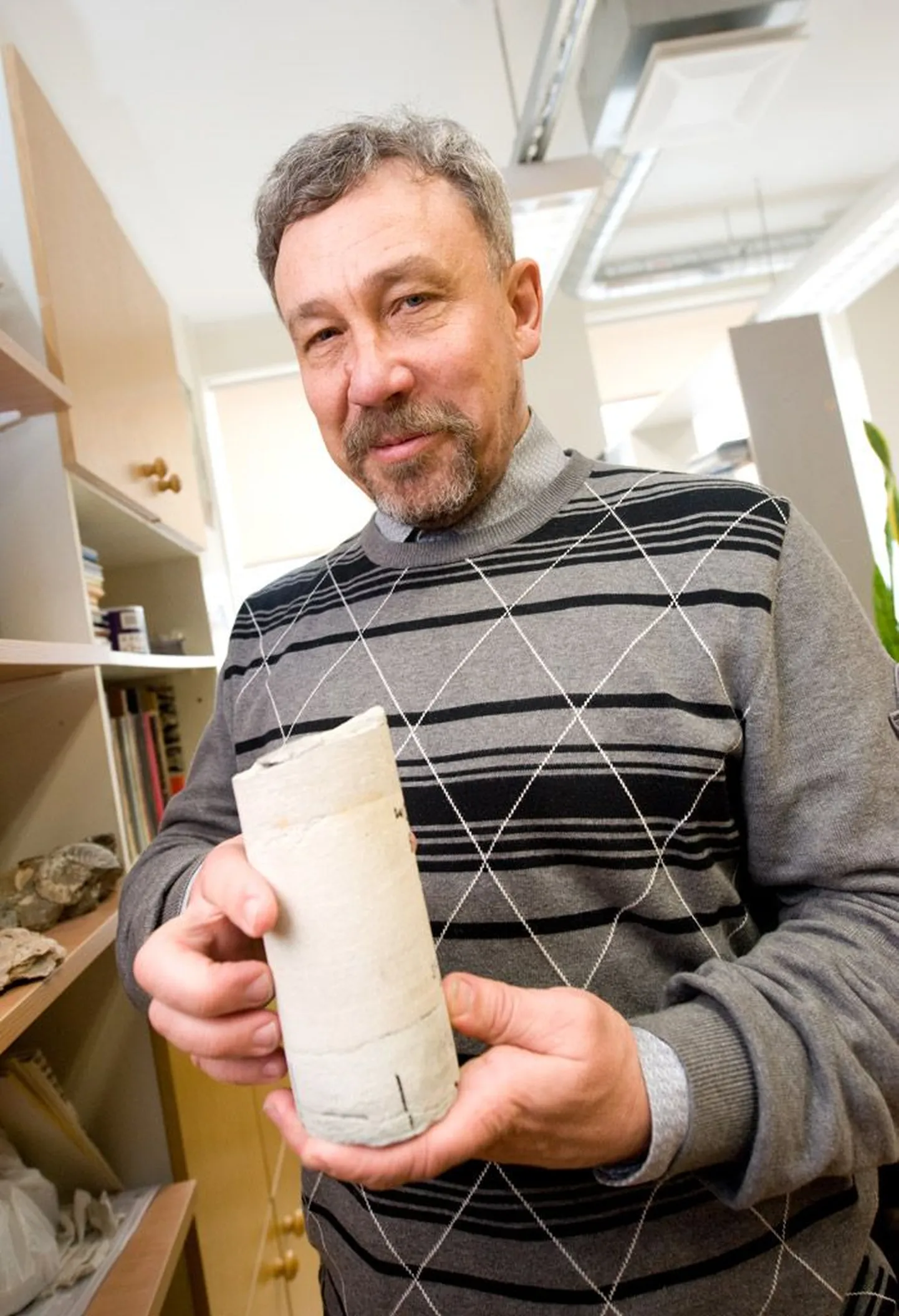 Tarmo Kiipli ühest Saaremaa küla puurkaevust võetud vulkaanilise tuha näidisega.