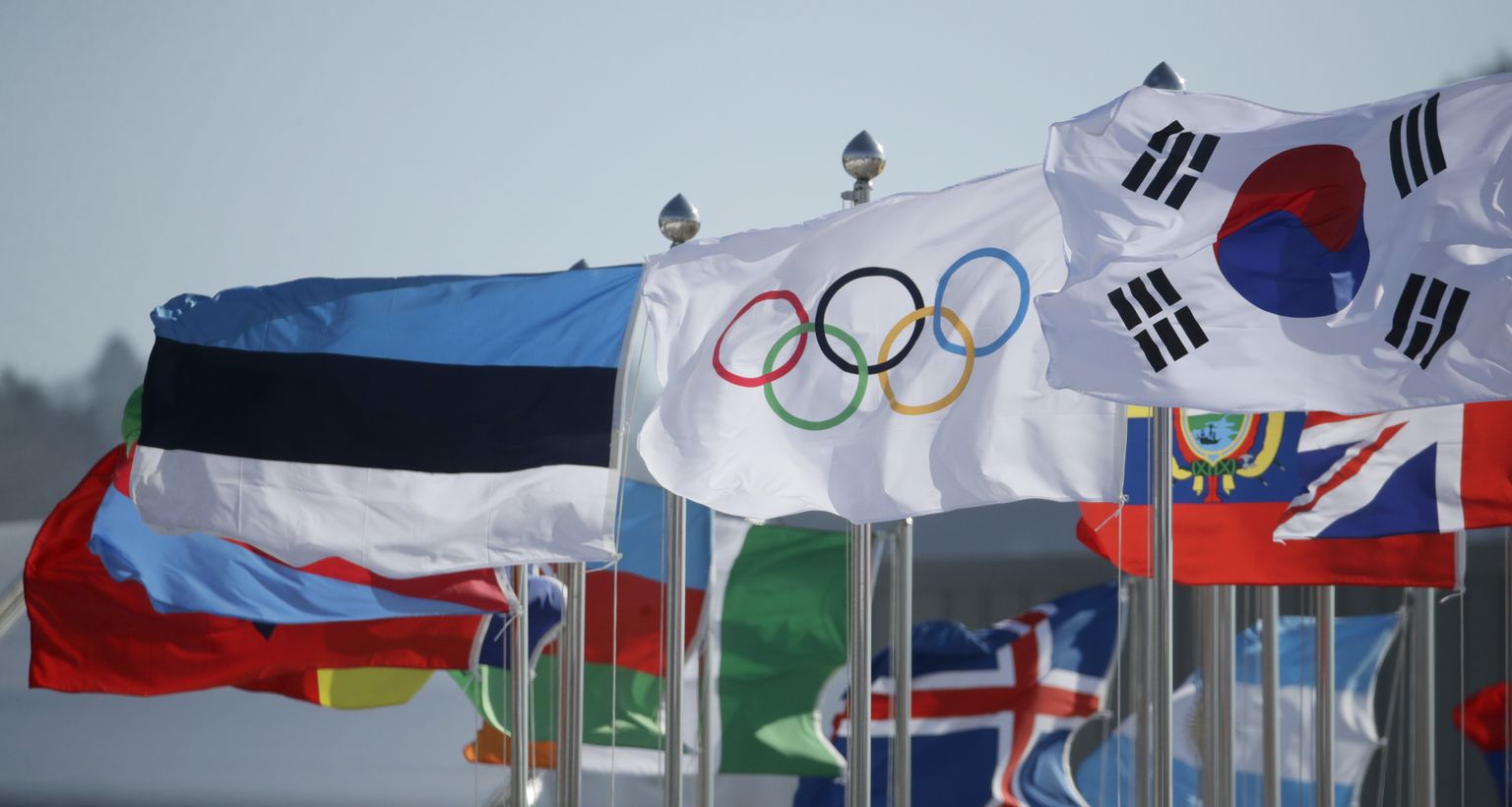 Eesti sinimustvalge lehvib olümpiakülas uhkelt kõrvuti korraldajamaa lipuga ja olümpialipuga.