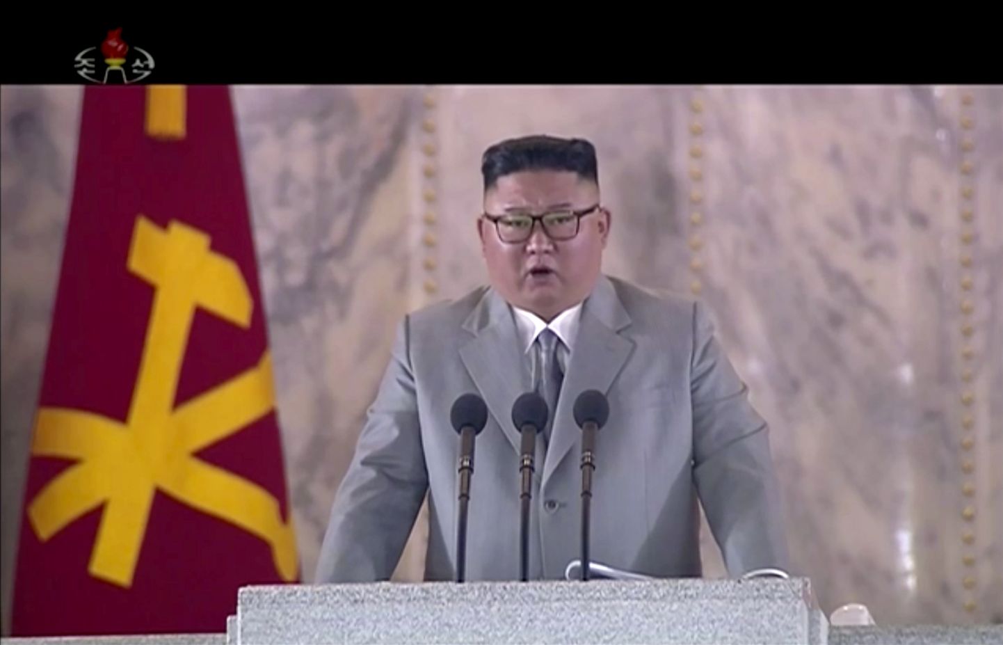 Kim Jong-un Töölispartei 75. aastapäeval kõnet pidamas.