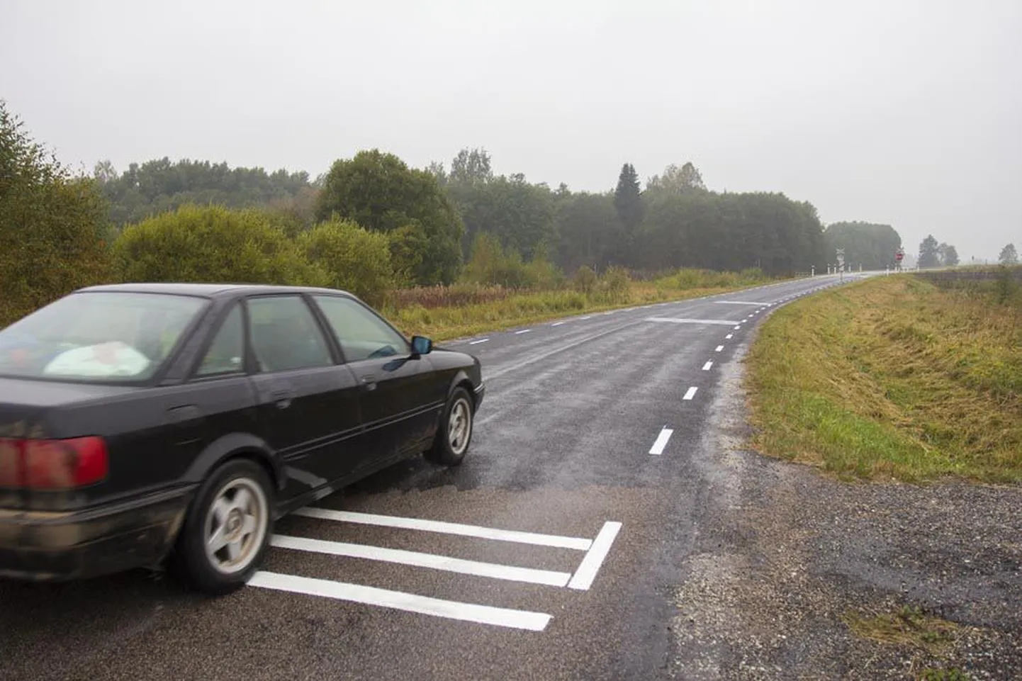 Läinud nädalavahetusel märgiti Pärsti raudteeülesõidu ette maha täristid, mis annavad autojuhtidele märku, et nad lähenevad raudteele. Tänavu suvel said säärased teekattemärgised ka Suure-Jaani ja üks Sürgavere ülesõit.