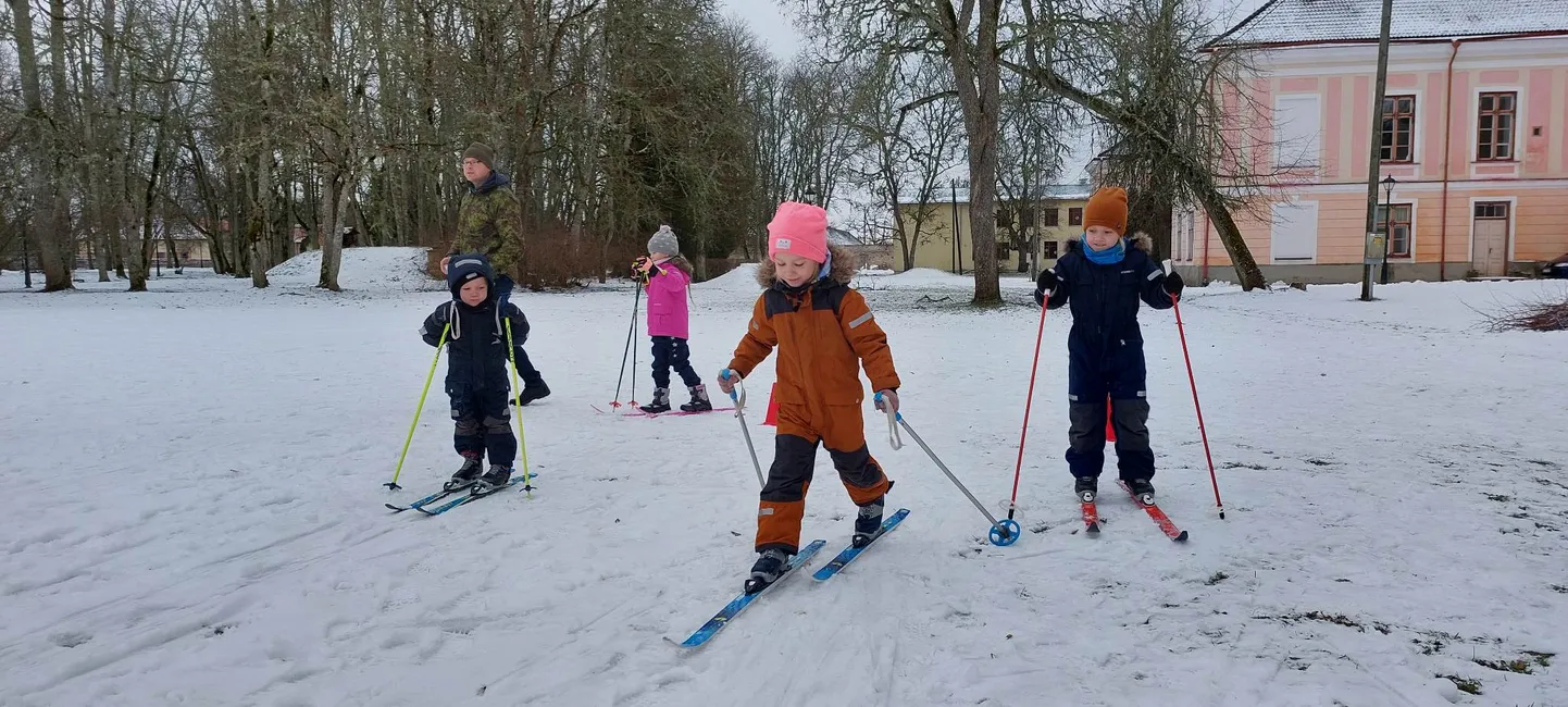 Roosna-Alliku põhikooli staadionil suusad alla pannud koolieelikud said oma oskused proovile panna.