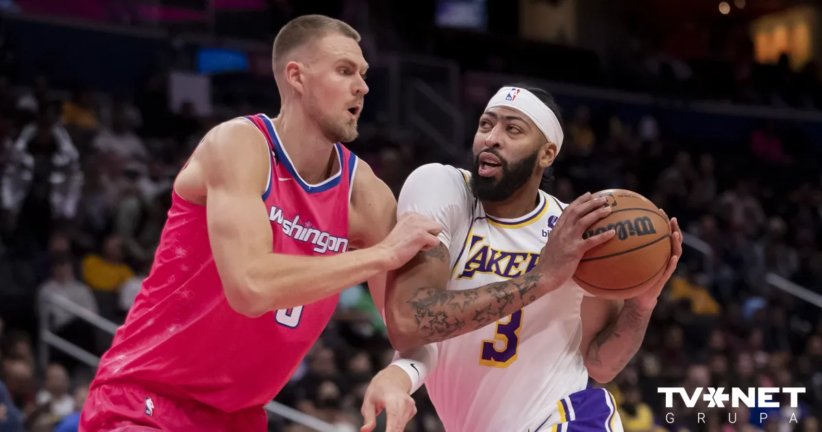 VIDEO Porziņģis spēlē rezultatīvi, taču saņem mācībstundu no "Lakers