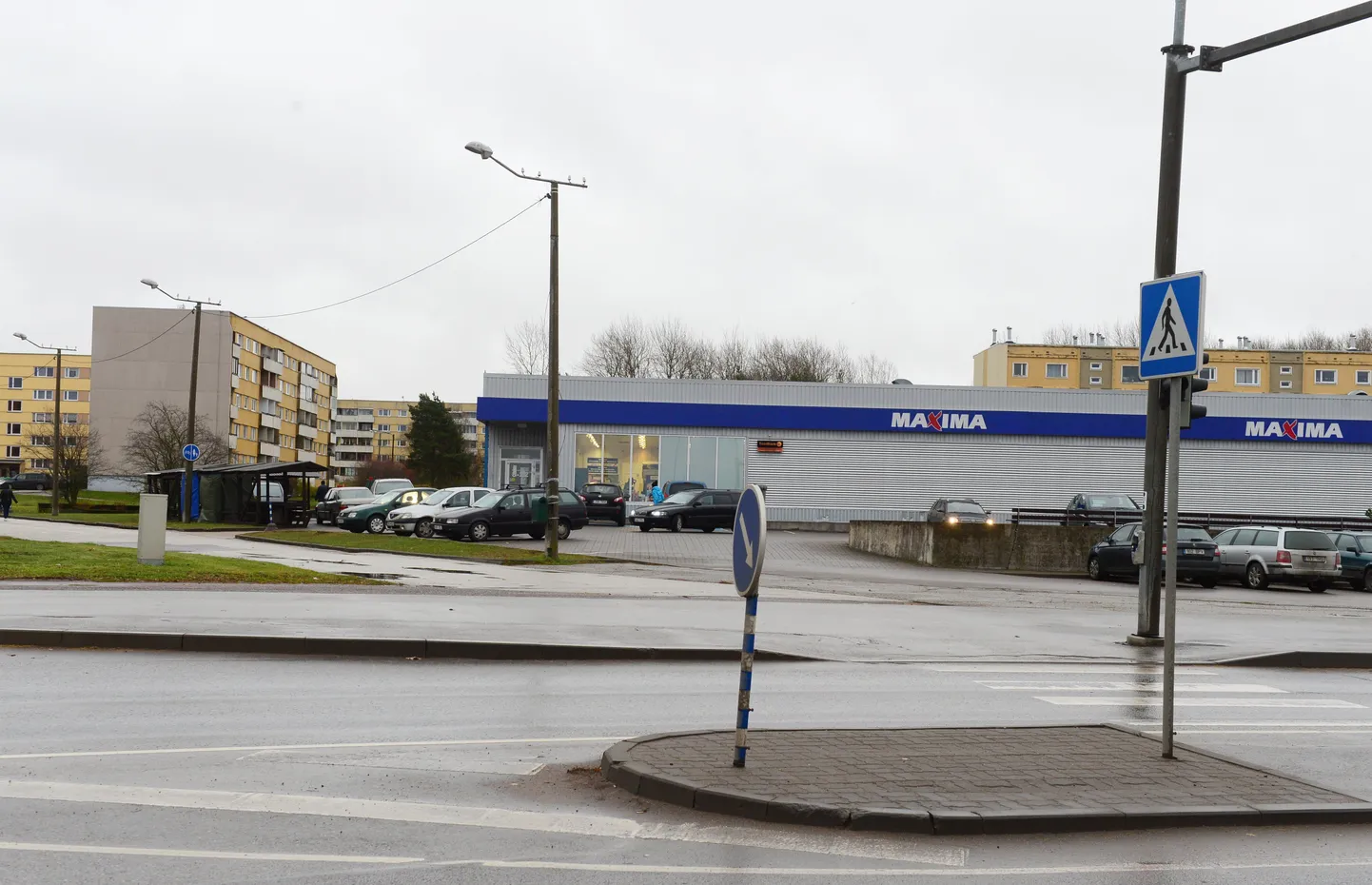 Kalda teel asuvas kaubandushoones on praegu toidupood, turg ning teisigi väiksemaid ärisid. Kaubandus- ja teeninduspindu näeb linn seal ette ka uue hoone ehitamisel.
