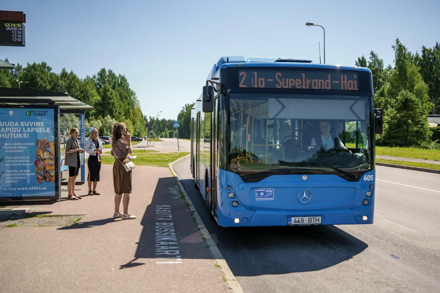 Haigla ja ranna rajooni vahel käima pandud buss number 2 alustas sõite enne jaanipäeva. Algul suve lõpuni toimima plaanitud liin on saanud kolm korda ajapikendust.