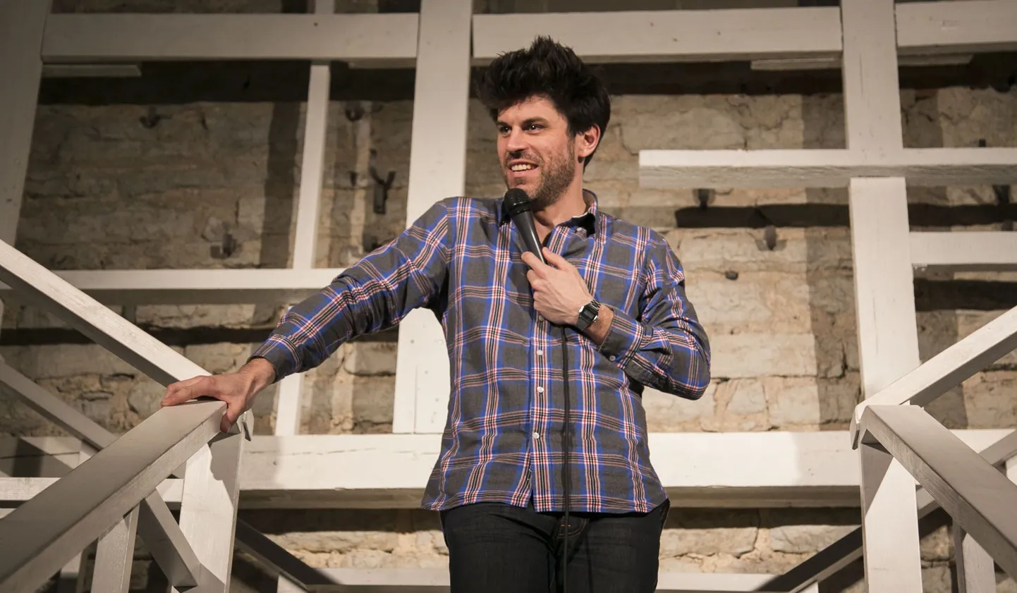 Comedy Estonia andis ajaveetmiskohas Hetk lustaka šõu, kus külalistena astusid üles Paul Myrehaug (CAN)ja Karl Spain (IRE). Lisaks naerutasid publikut Comedy Estonia tegijad Stewart Johnson, Sander Õigus, Kristjan Jekimov, õhtut juhtis Louis Zezeran (pildil).