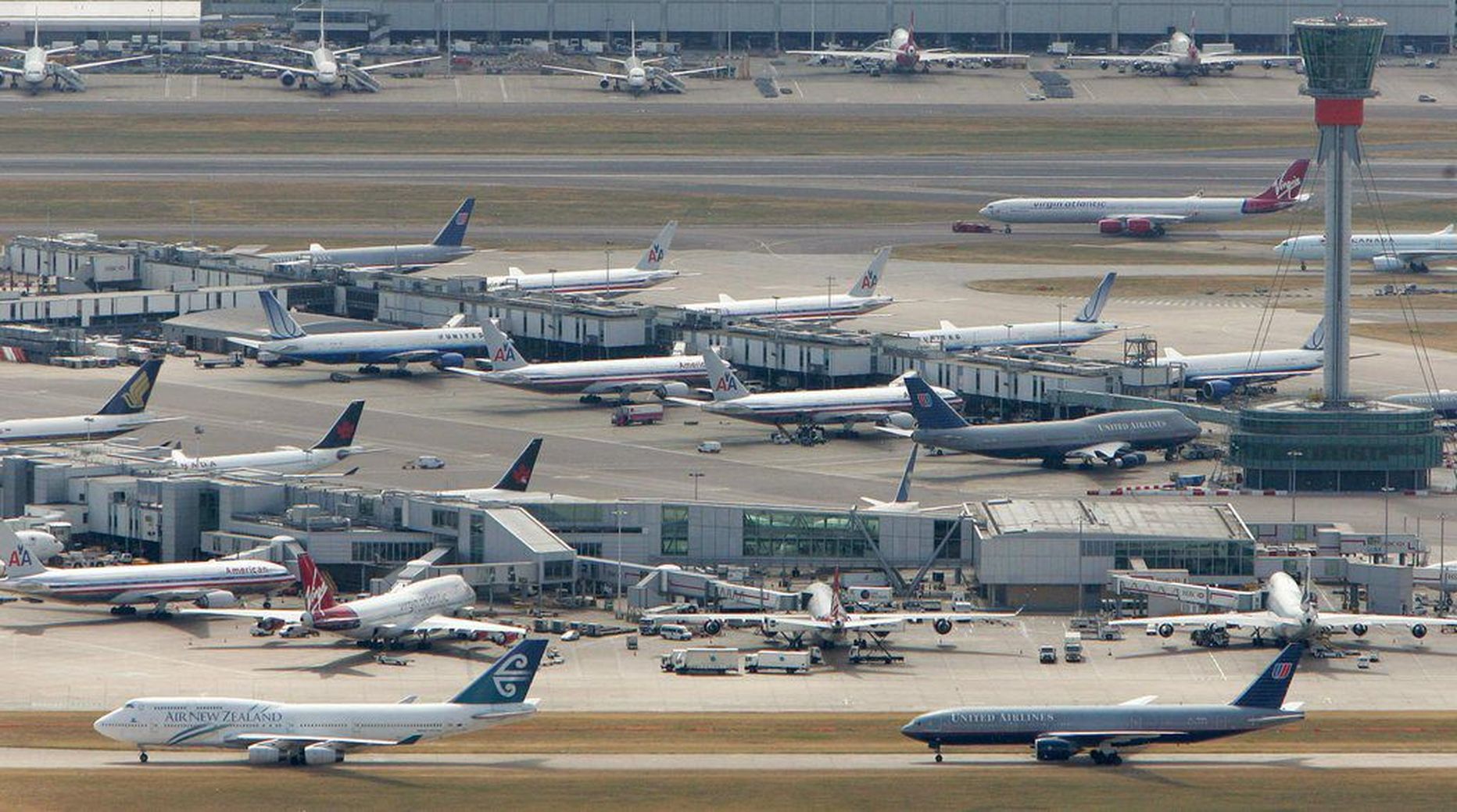 Lennukid seisavad Heathrow lennuväljal.