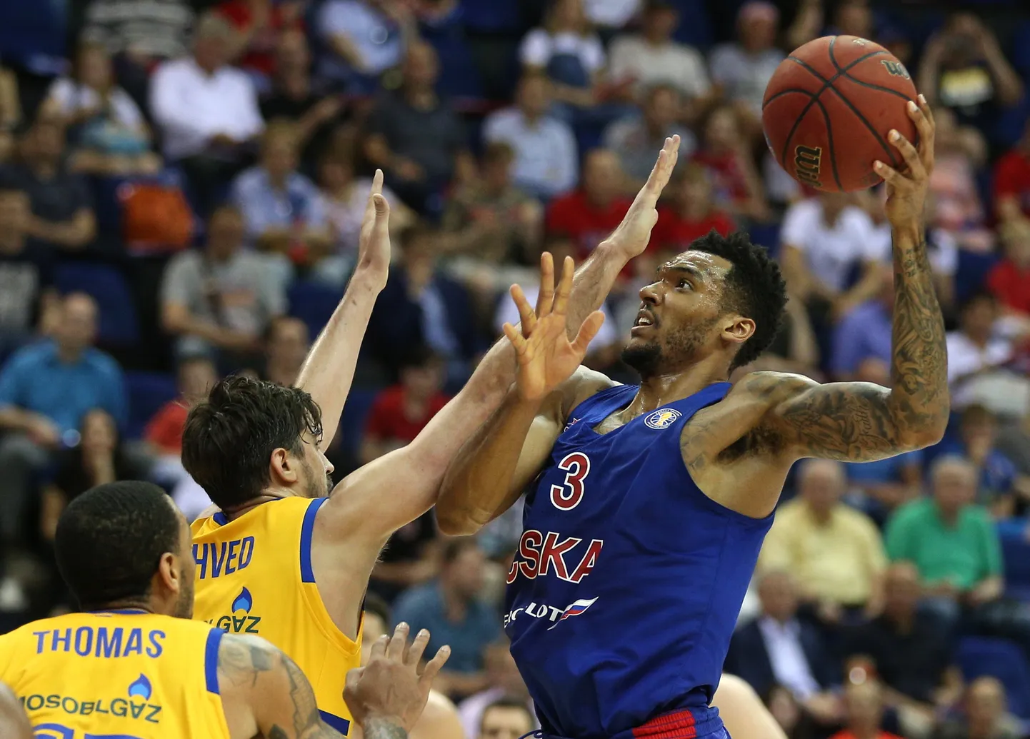 Joel Bolomboy (paremal) ja tema vastu mängiv Aleksei Šved kuuluvad vastavalt CSKA ja Himki koosseisu ka uuel hooajal.