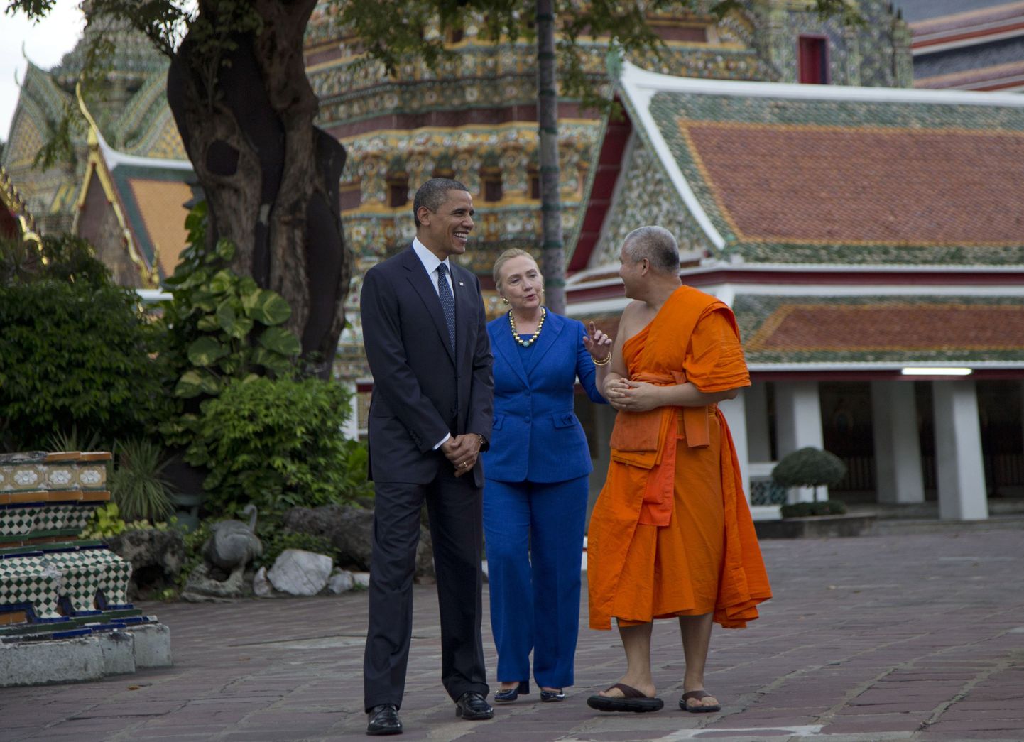 USA president Barack Obama, välisminister Hillary Clinton ja Tai Wat Pho kunungliku kloostri juht Chaokun Suthee Thammanuwat