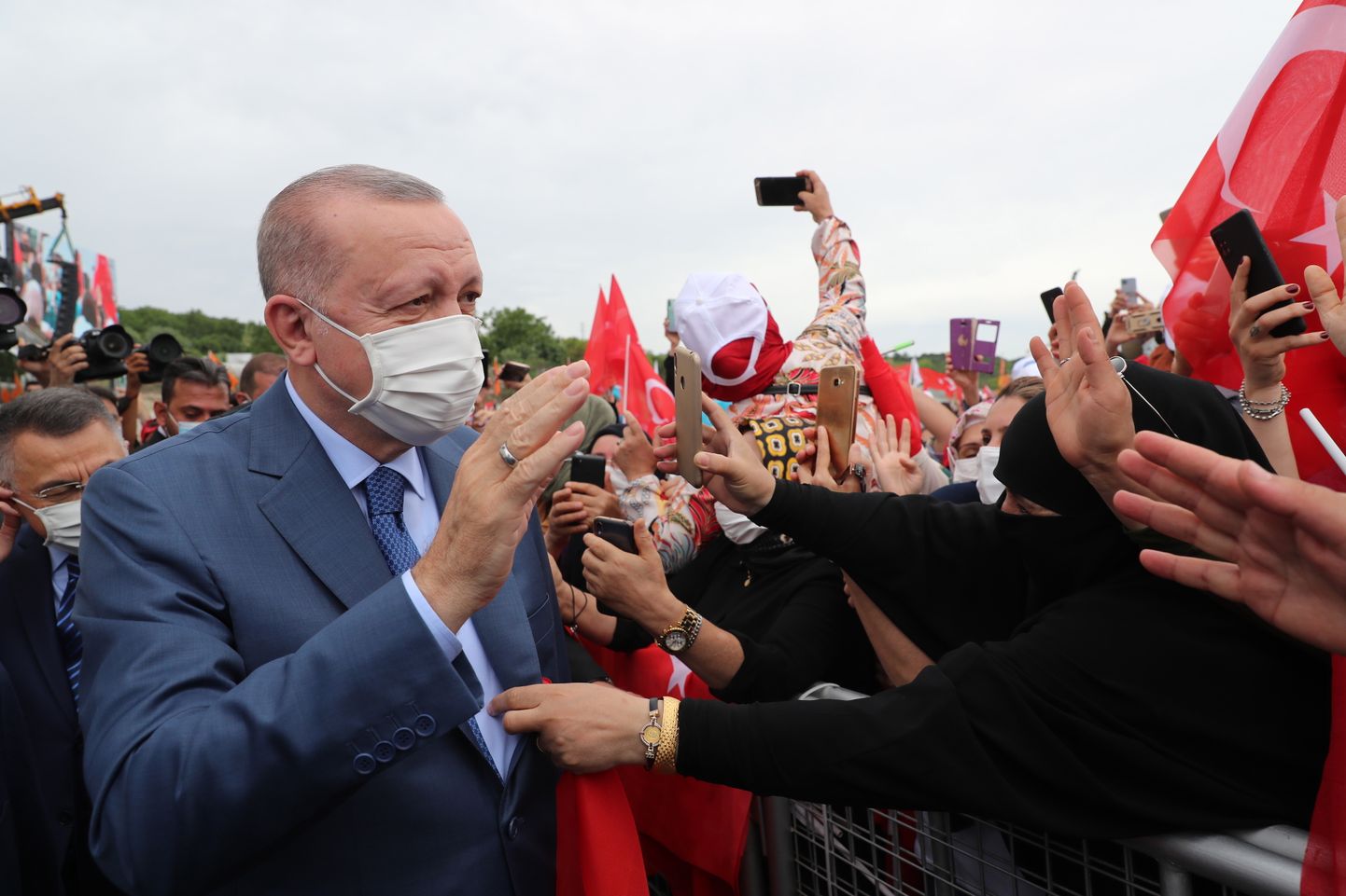 Türgi President Recep Tayyip Erdogan tervitas kanali ehituse algust tähistava kanalisilla nurgakivipaneku tseremooniale tulnud rahvast.