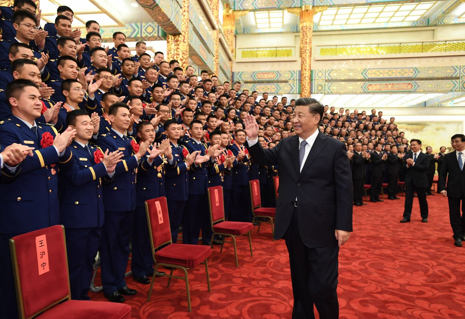 Peking, 6. november 2022. Hiina kompartei juht Xi Jinping kohtub Pekingi Suures Rahvapalees ustavate tuletõrjujate ja päästetöötajatega.