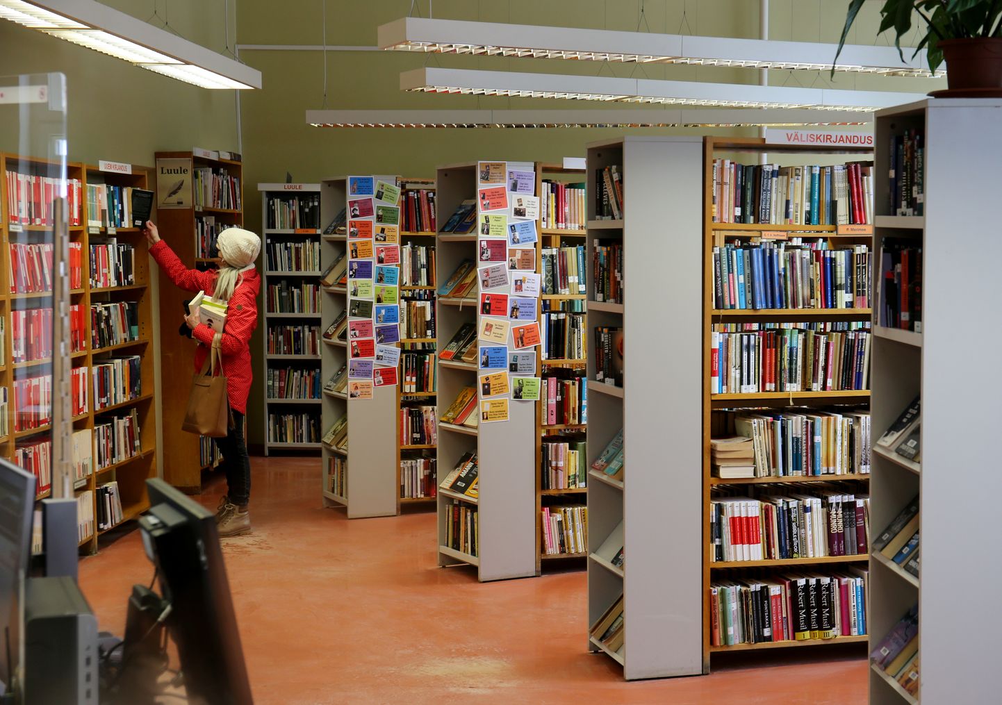 Lugejad saavad jätkuvalt linnaraamatukogu riiulitelt endale meelepärased raamatuid valida.