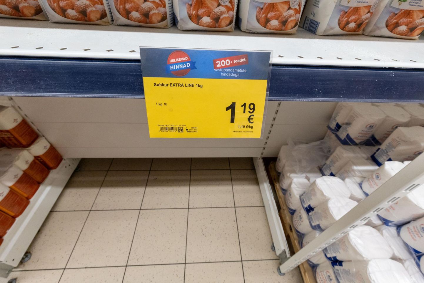 Вчера килограмм сахара в Maxima в торговом центре Zeppelin стоил 1,29 евро, а сахар, предлагаемый по акционной цене 1,19 евро за килограмм, был распродан еще в обед.