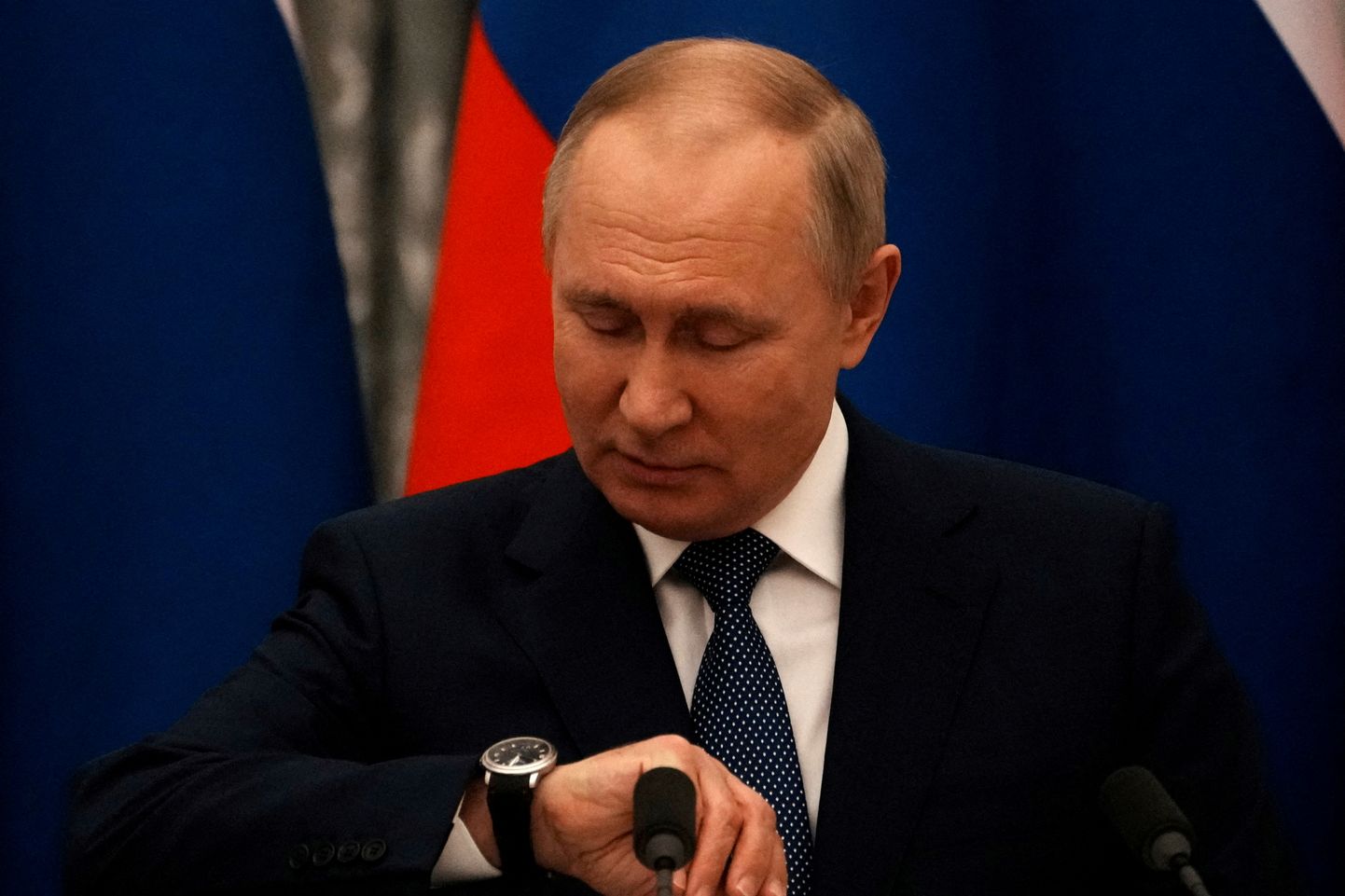 Venemaa president Vladimir Putin vaatamas 7. veebruaril 2022 Moksvas Kremlis kella ühisel pressikonverentsil Prantsuse presidendi Emmanuel Macroniga