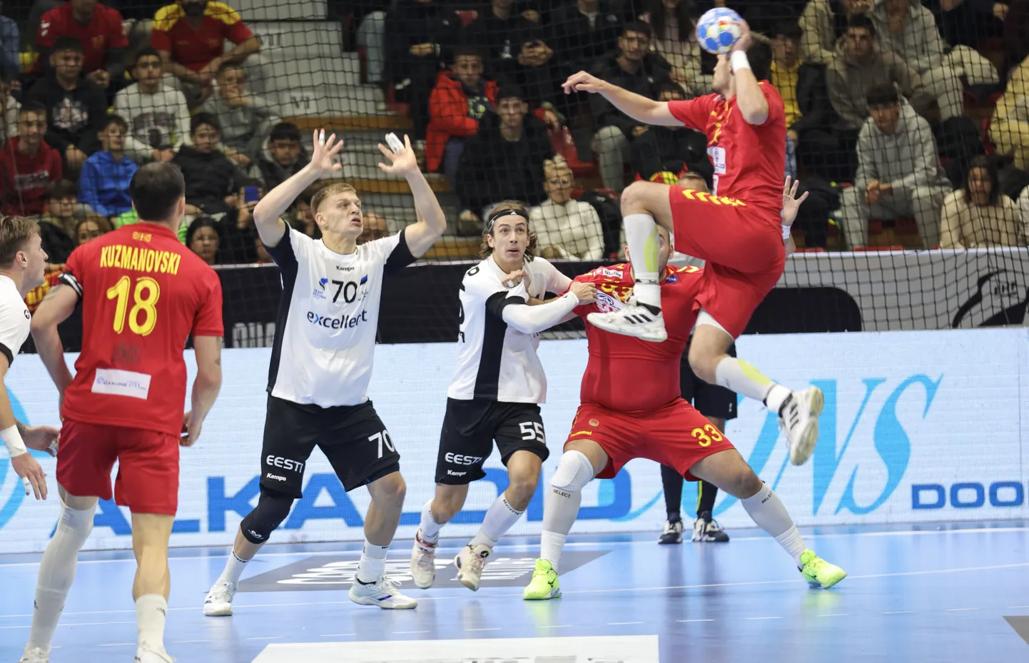 Eesti (valges) vs. Põhja-Makedoonia (punases).