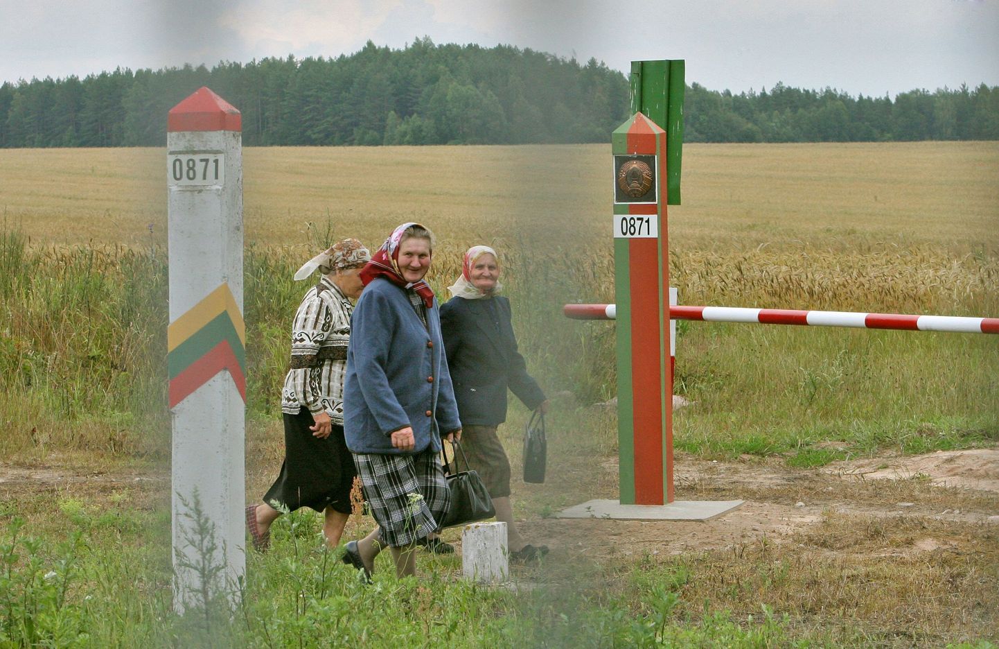 Eakad valgevenelannad Leedu-Valgevene piiril Pitskunõ (Valgevene) ja Norviliskesi (Leedu) külade juures, kus on ametlik piiriületuskoht.