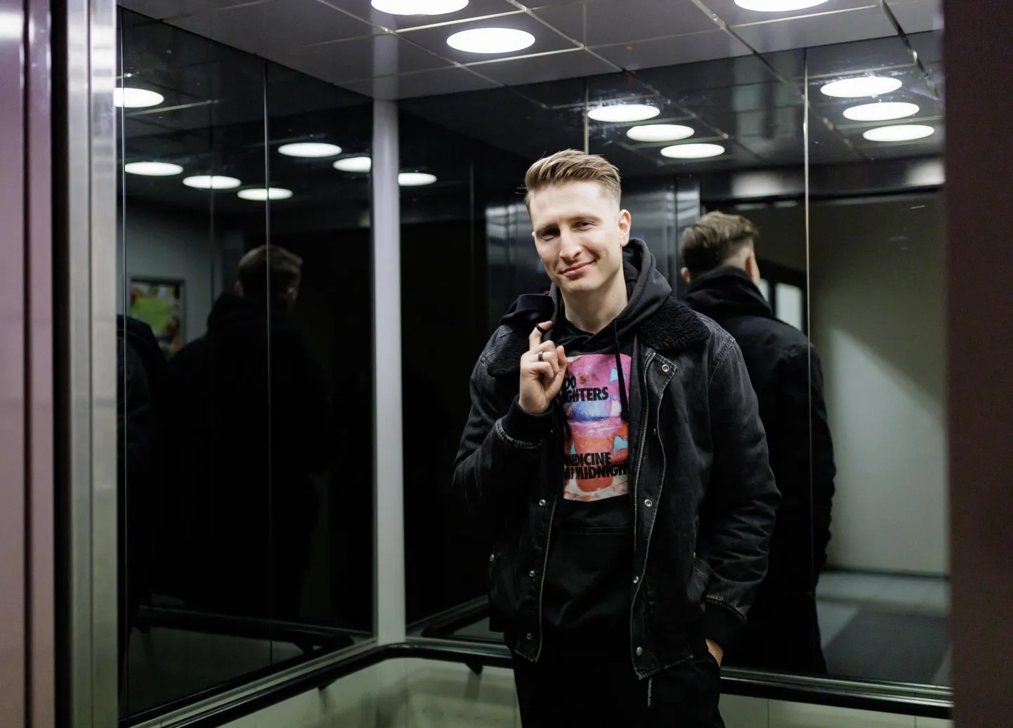 Karl-Erik Taukar FAAR Musicu stuudio liftis. Tolles stuudios on ta salvestanud kõik oma laulud. FOTO: Mihkel Maripuu