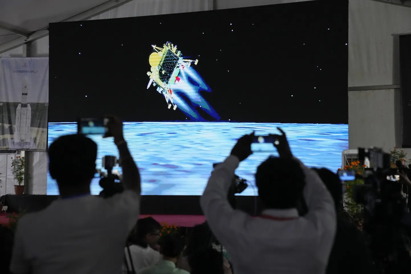 India kosmoseaparaat Chandrayaan-3 maandumas Kuule.