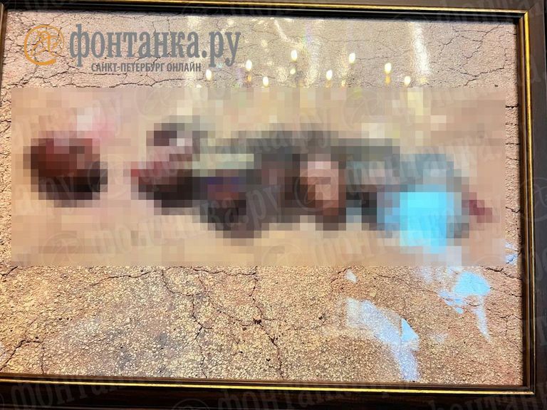 Позолоченная рамка с фотографией отрубленных человеческих голов, которые лежат на выжженной солнцем земле. Особняк Евгений Пригожина, Санкт-Петербург, Россия, июнь 2023 года.