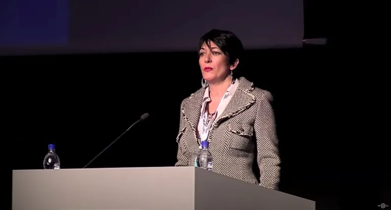 Ghislaine Maxwell esinemas oktoobris 2013 Islandil Reykjavikis arktilisel foorumil