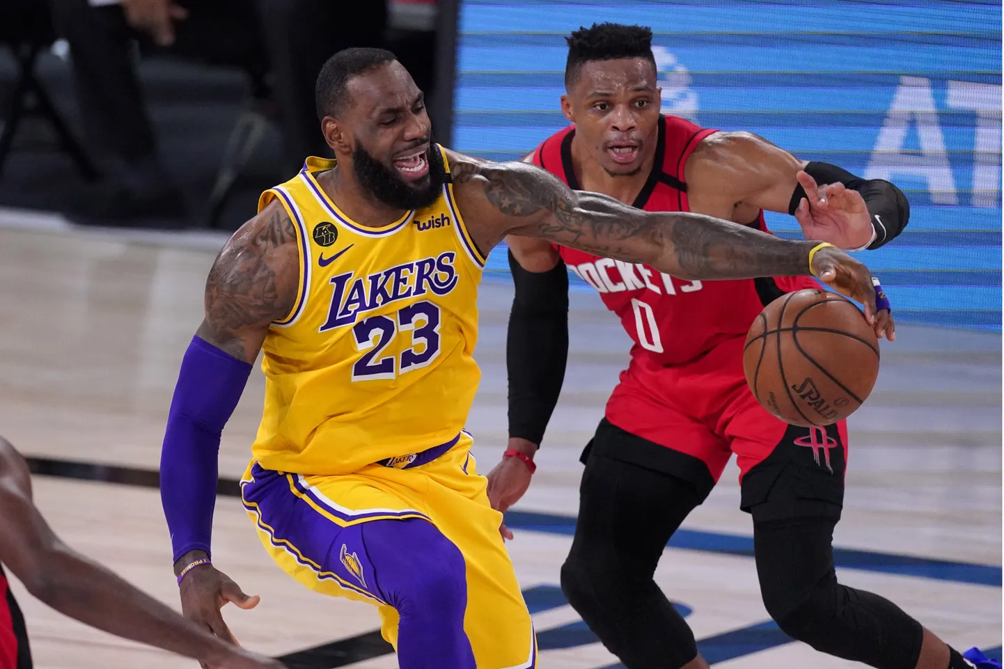 LeBron James napsamas Russell Westbrookilt palli.
