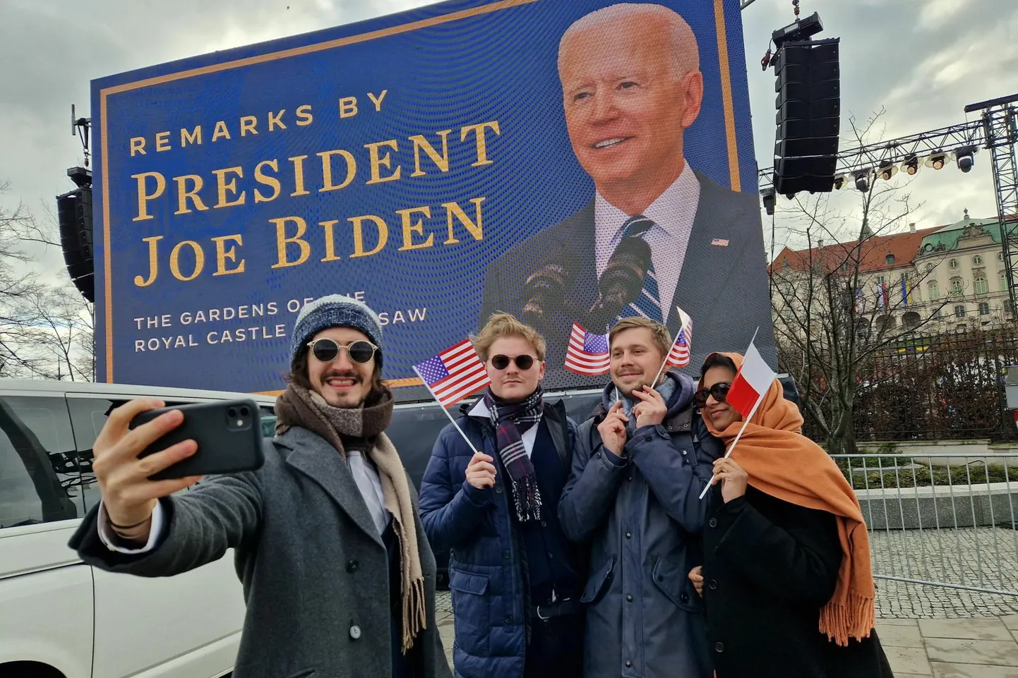 Eile Varssavi lossi juures Joe Bideni kõnet oodanud inimesed.