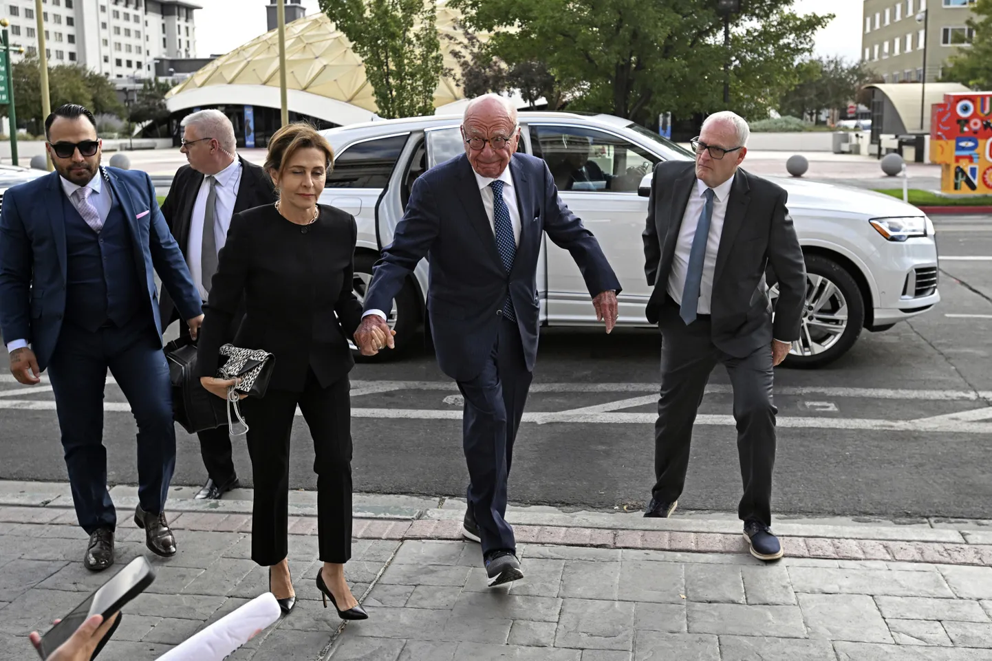 Rupert Murdoch (keskel) koos abikaasa Elena Zhukova Murdochiga saabumas Reno linna kohtumajja 16. septembril 2024.