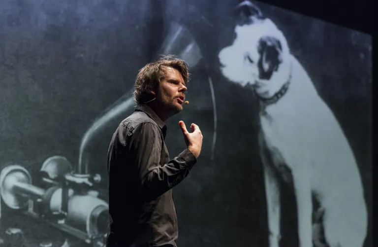 Erik Bünger jutustab paeluvat lugu etenduses/loengus «The Girl That Never Was».