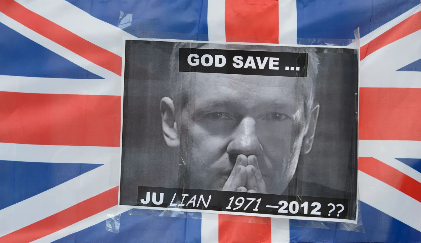 Julian Assange'i nägu kleebituna Ühendkuningriigi lipule täna Londonis ülemkohtu hoone ees.