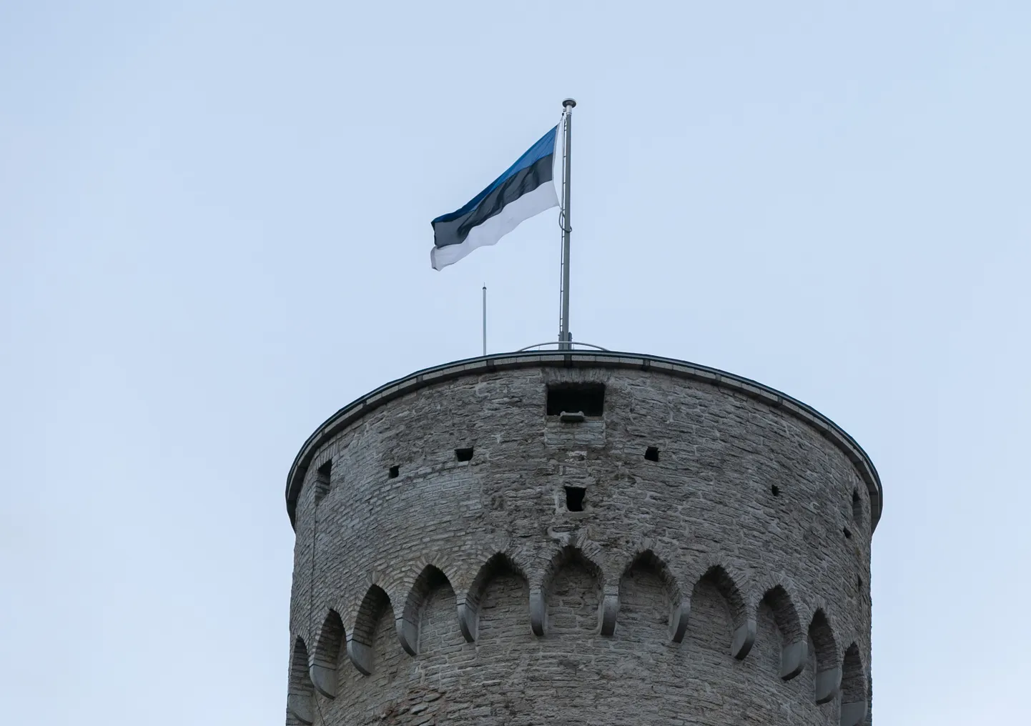 Toompeal algab päev riigilipu heiskamisega Pika Hermanni torni kell 8.49.