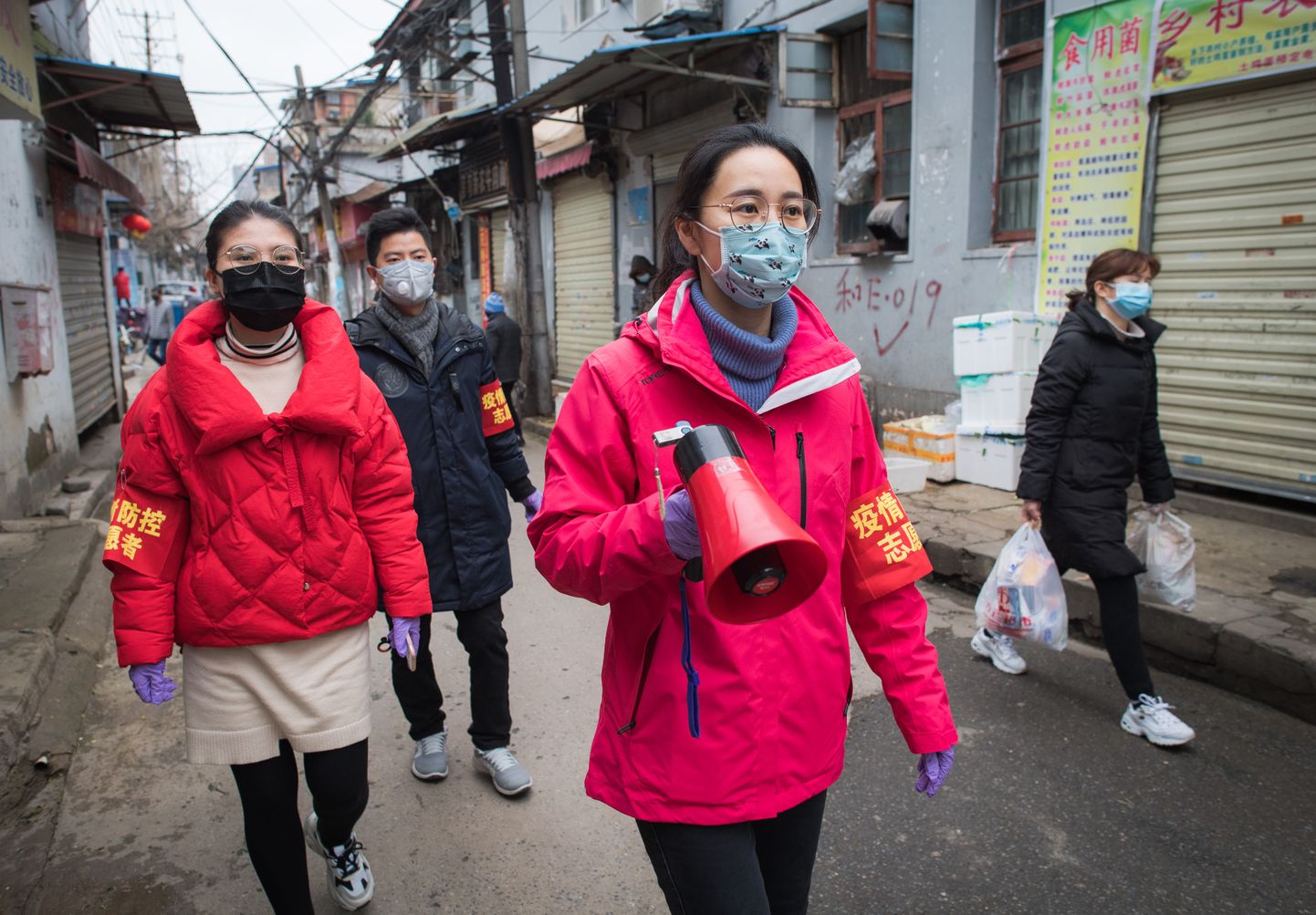 Ametnikud Wuhani tänavatel teavitamas koroonaviirusega seonduvast.