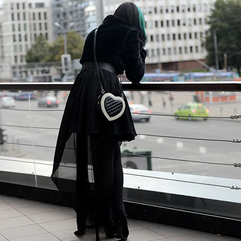Skat, cik eleganti un gaumīgi saposusies Reiņa Sējāna sieva, grupas «The Wow» soliste Maija