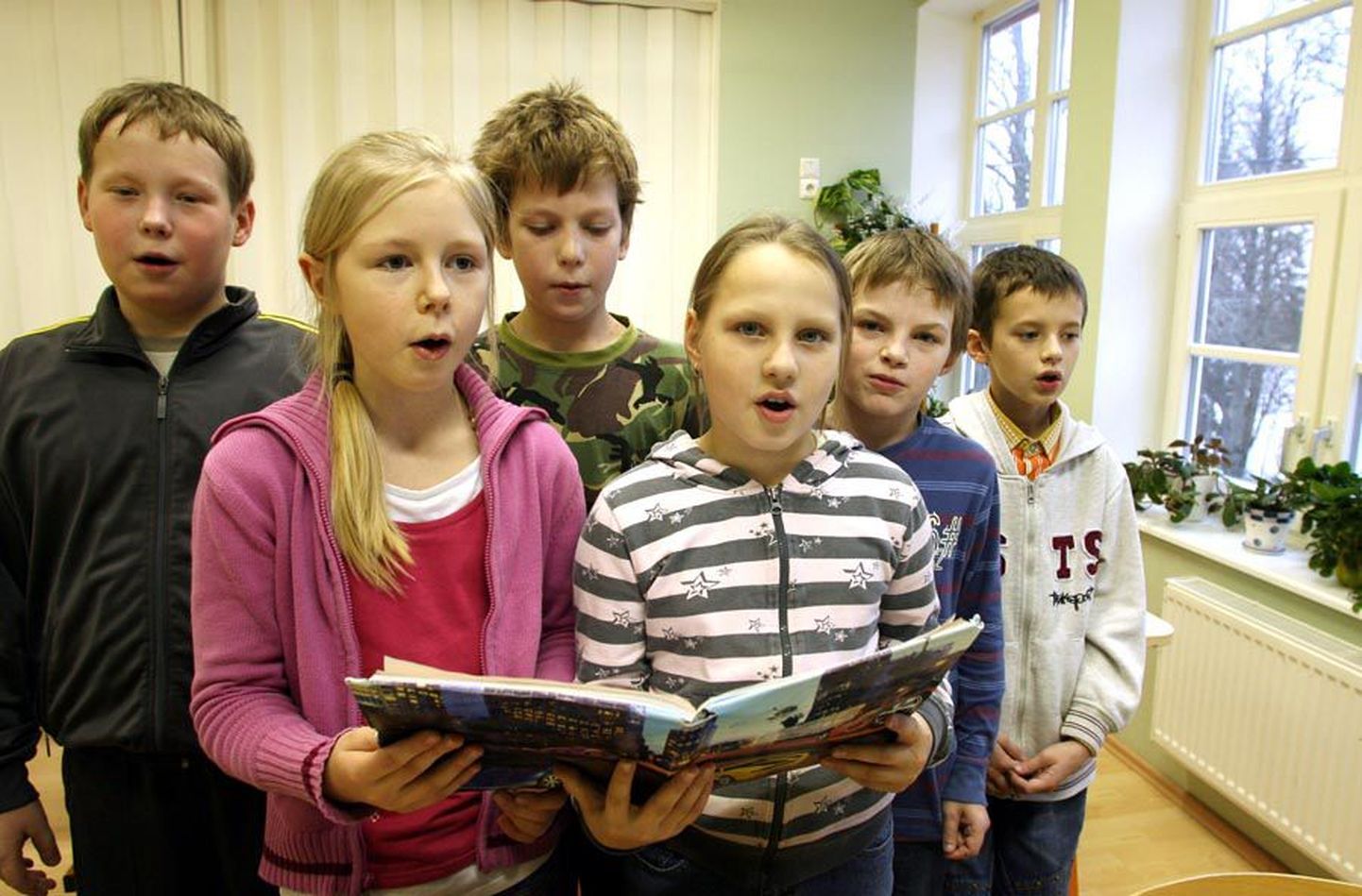 175-aastaseks saanud Holstre kooli neljanda klassi õpilased esitavad oma kooli laulu.