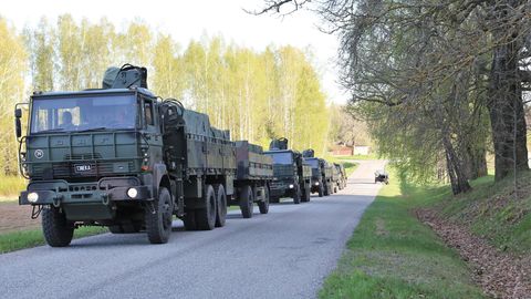 По дорогам Эстонии будут передвигаться колонны военной техники 