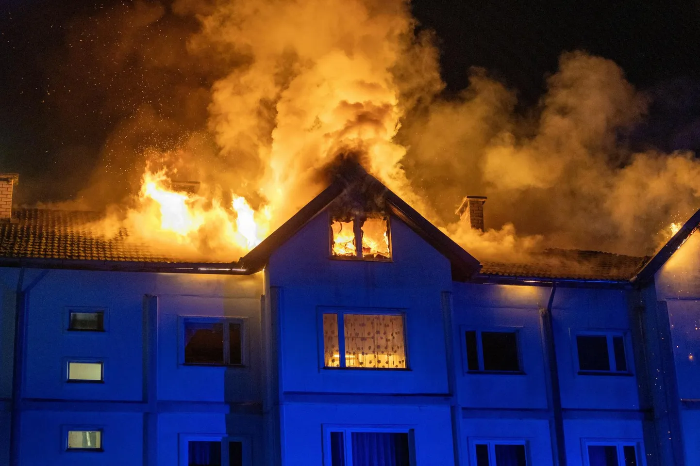 Пожар, вспыхнувший в многоквартирном доме в Вильянди 27 октября.