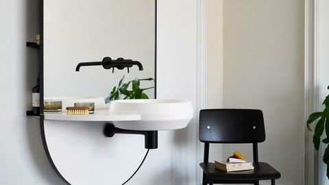 Фото: изящнейшее дизайнерское решение экономит место в ванной