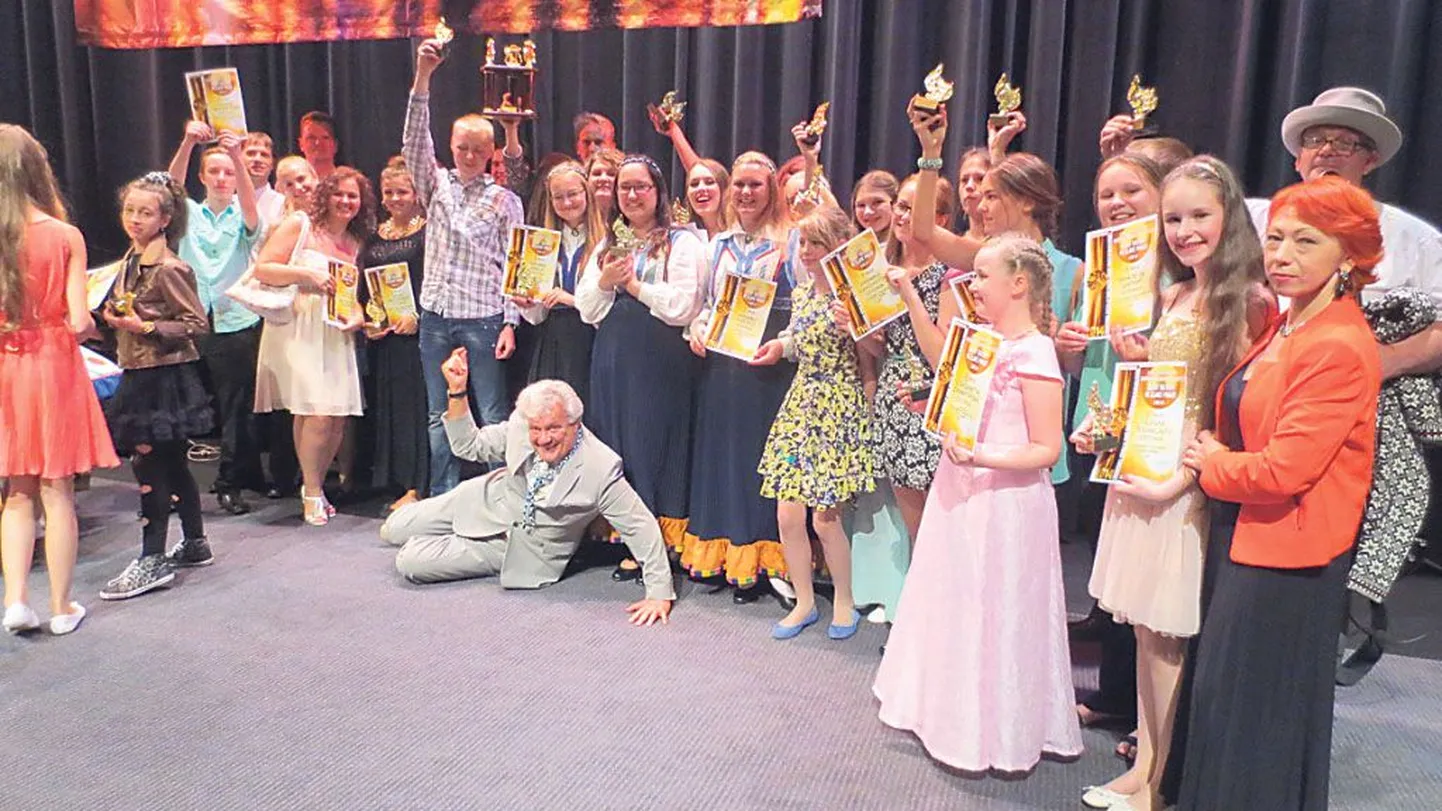 Pärnu kunstide maja võidukas seltskond.