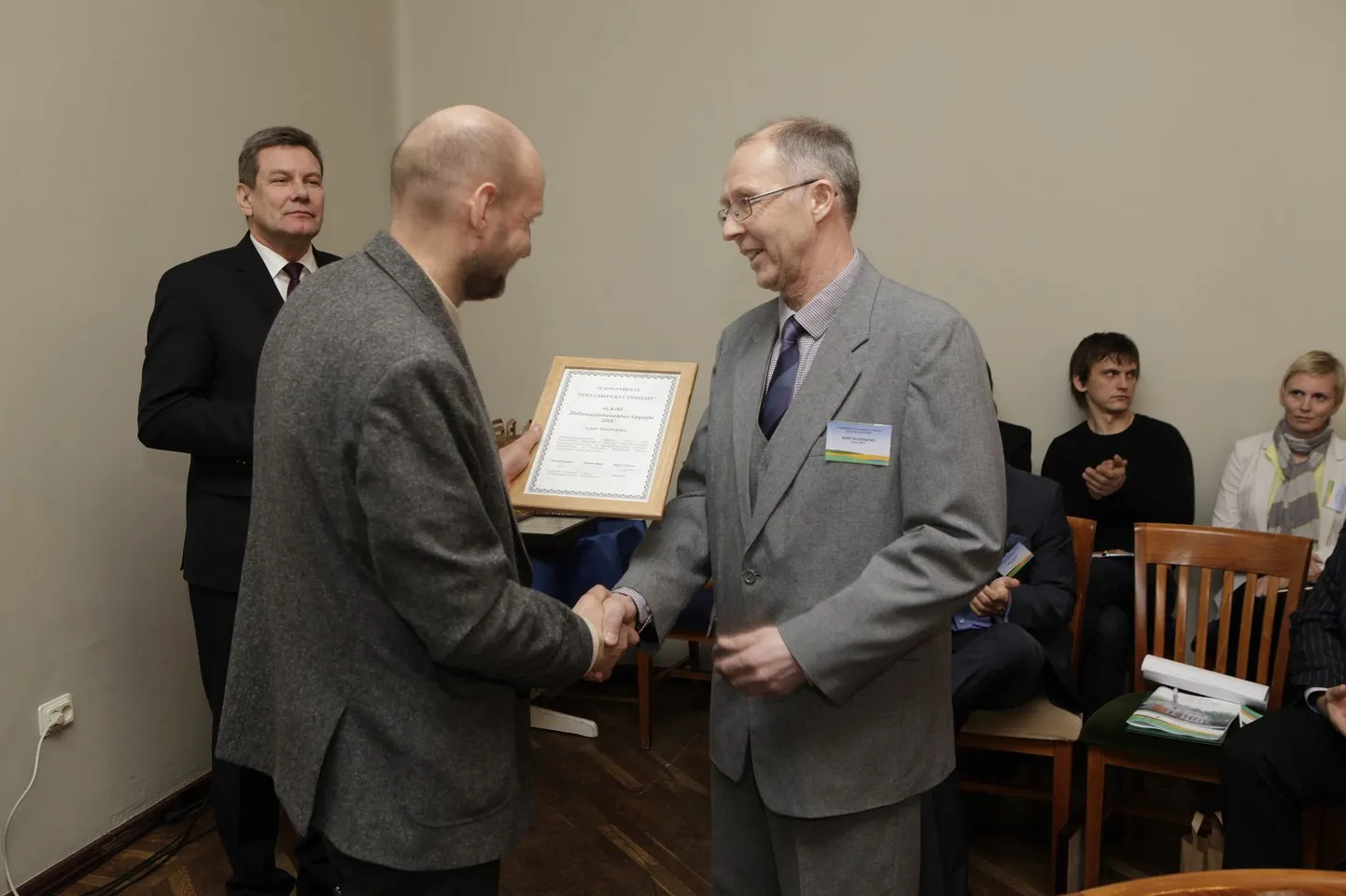 OÜ Kehtna Mõis juhile Märt Riisenbergile (paremal) andis tiitli üle põllumajandusminister Helir-Valdor Seeder.