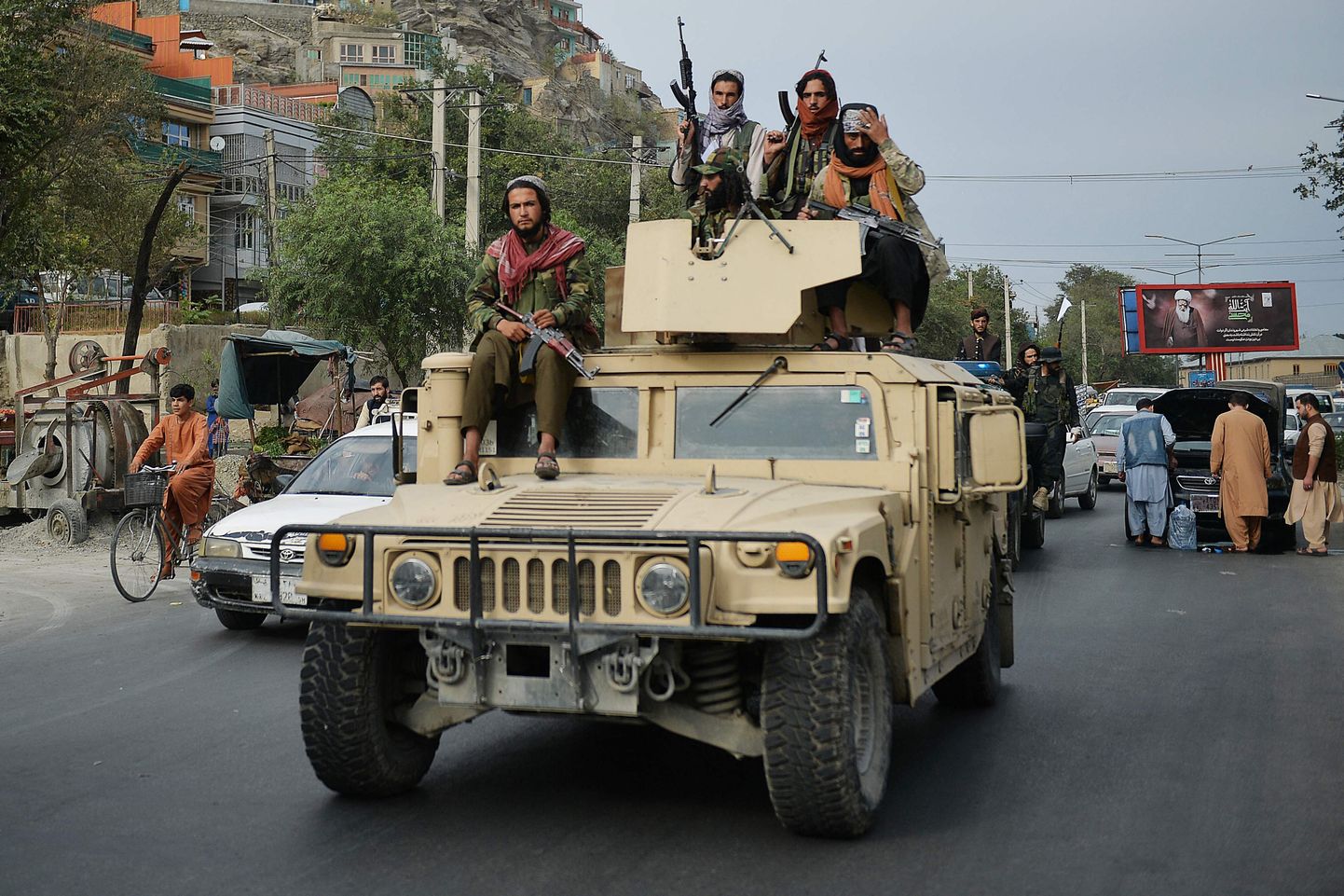 Бойцы "Талибана" на "Хамви"