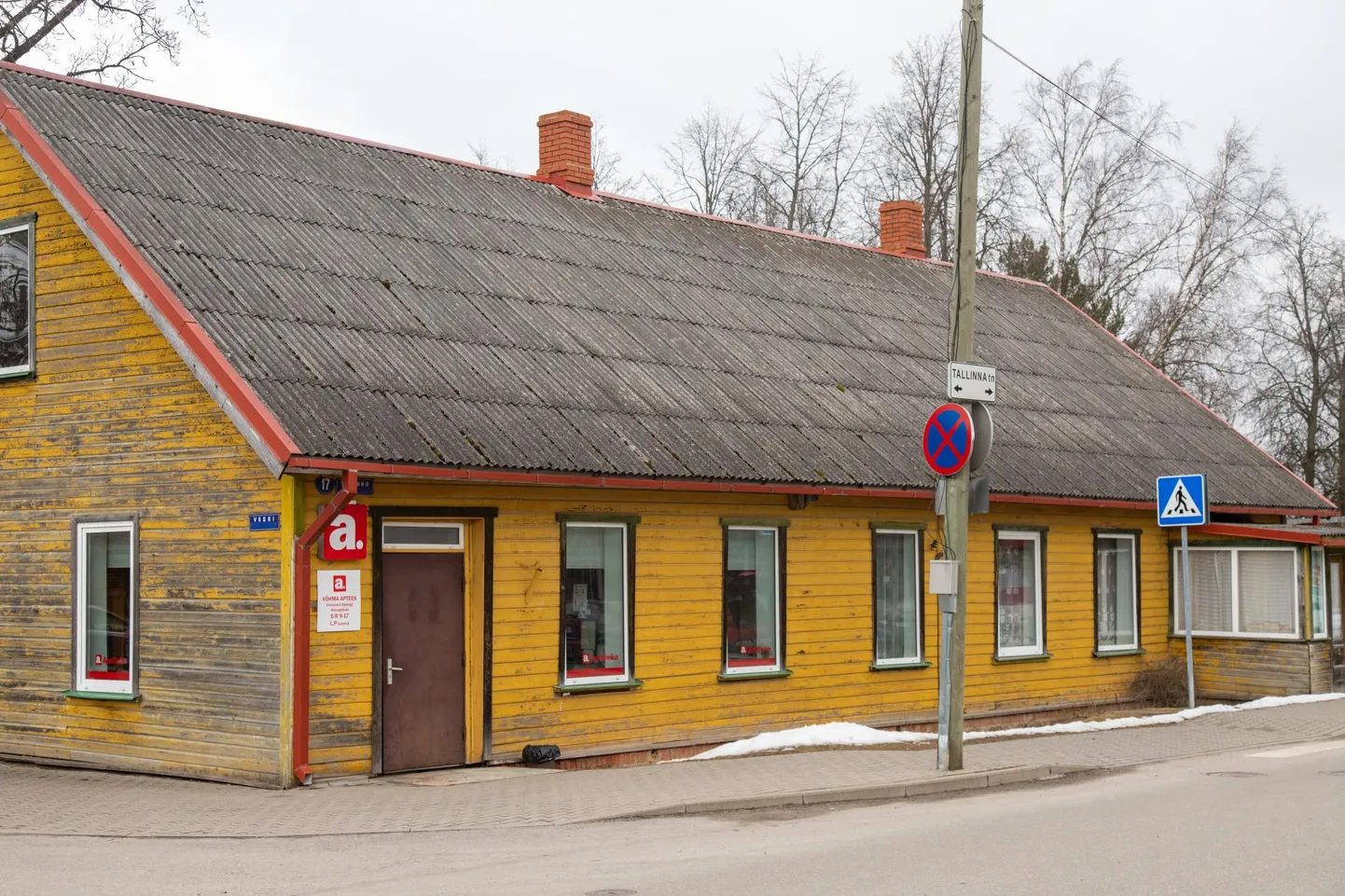 Esialgu tabasid poisid lumesõda mängides apteegi juures olevat liiklusmärki, siis aga suunasid pallid apteegimaja poole. Juhtum pani Võhma elanikud laste käitumise üle arutlema.