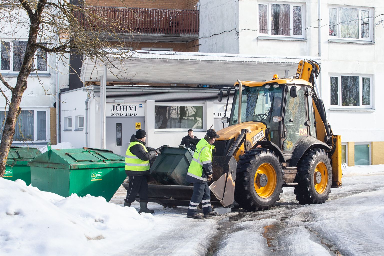 Eile korjasid N&V töötajad Jõhvi linnatänavatelt kokku ettevõttele kuuluvaid liivakaste.