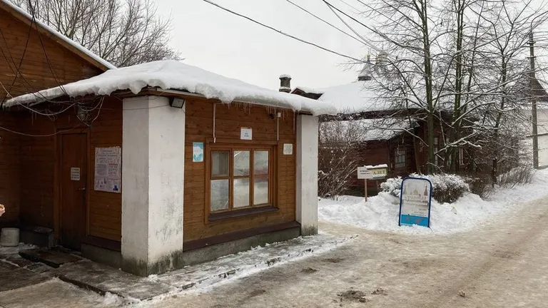 Пост охраны у ворот монастыря. Школа, на пороге которой произошел взрыв, находится в трехстах метрах