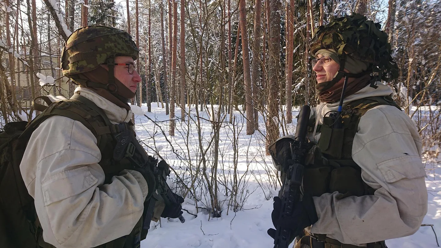 Ajateenijad Risto Kulbin (vasakul) ja Siim Einassoo rääkisid 15-kraadises pakases, et pikemalt paigale jääda võib olla praegu ebamugav.
