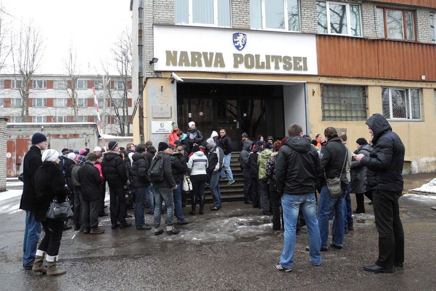 Vabatahtlikud kogunesid Narva politseimaja ette, et minna otsima pühapäeval kadunud üheksa-aastast tüdrukut.