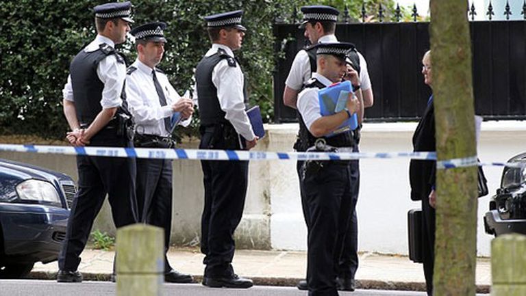 Policija slēgusi ielu pie šodien mirušās britu dziedātājas Eimijas Vainhausas mājas Londonā, Kemdenā 
